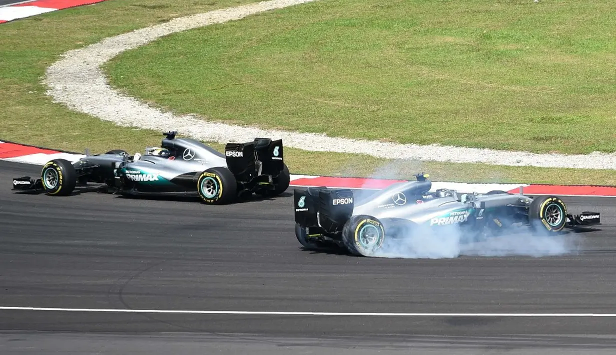 Pebalap Mercedes, Nico Rosberg melintir di lintasan saat balapan F1 GP Malaysia di Sirkuit Sepang, Minggu (2/10/2016). (AFP/Mohd Rasfan)