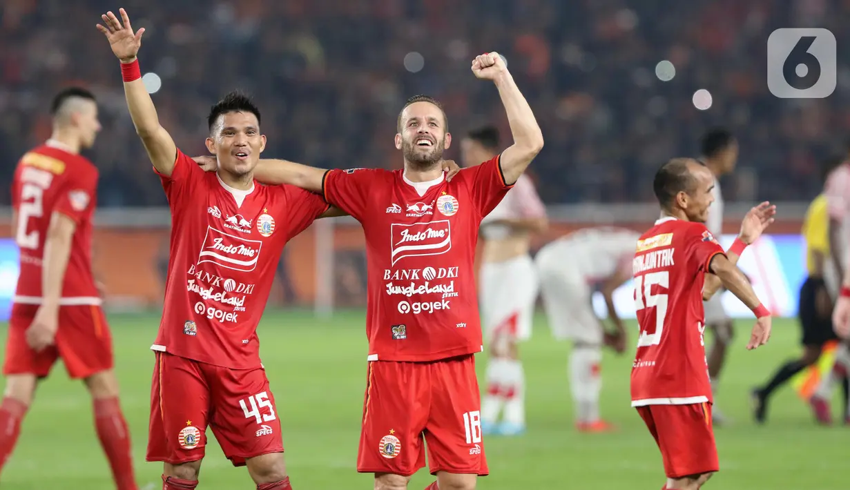 Pemain tengah Persija, Joan Tomas Campasol (ketiga kiri) bersama Sandi Darma Sute merayakan kemenangan atas Persipura pada lanjutan Shopee Liga 1 Indonesia 2019 di Stadion Utama Gelora Bung Karno, Jakarta, Kamis (28/11/2019). Persija unggul 1-0. (Liputan6.com/Helmi Fithriansyah)