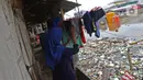 Warga menjemur pakaian di kawasan Kampung Tembok, Muara Angke, Jakarta Utara, Rabu (4/3/2020). (Liputan6.com/Herman Zakharia)