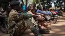Tentara anak yang baru dibebaskan duduk pada sebuah upacara di Yambio, Sudan Selatan, (7/2). PBB melakukan program pengintegrasian di Yambio yang bertujuan untuk membantu 700 tentara anak kembali ke kehidupan normal. (AFP PHOTO/Stefanie Glinski)