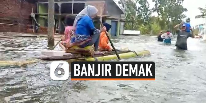 VIDEO: Guru Terjang Banjir Naik Perahu Pisang Demi Bagikan Ijazah Murid