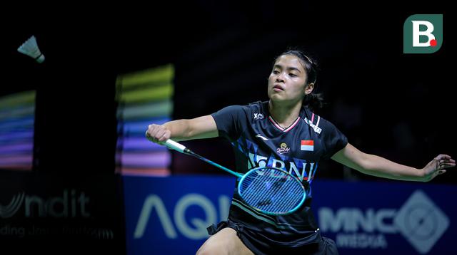 Aksi tunggal putri Indonesia, Gregoria Mariska Tunjung, pada perempat final Indonesia Open 2024 di Istora Senayan, Jakarta, Jumat (7/6/2024). (Bola.com/Bagaskara Lazuardi)