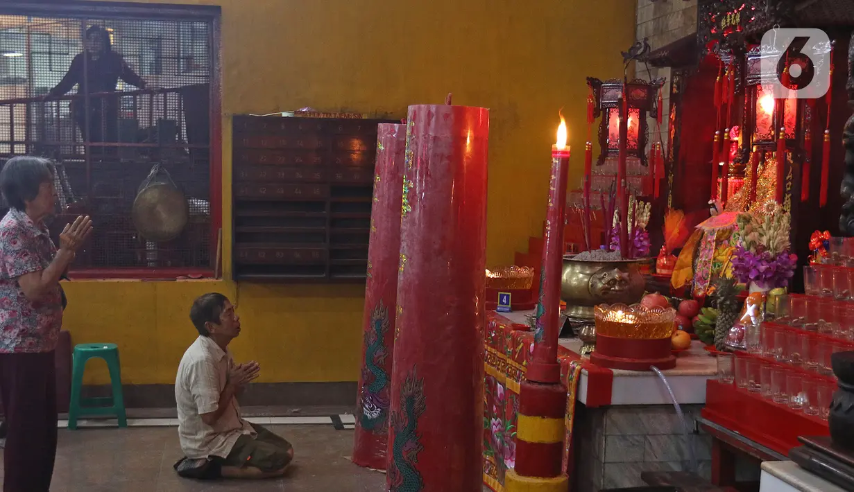 Warga keturunan Tionghoa melaksanakan sembahyang di Vihara Amurva Bhumi, kawasan Karet Semanggi, Jakarta, Jumat (24/1/2020) malam. Ibadah tersebut dalam rangka menyambut Tahun Baru Imlek 2571/2020. (Liputan6.com/Herman Zakharia)