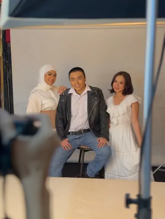 Kamis (16/11/2023) Leon Dozan ditangkap polisi di kediamannya Cirende, Lebak Bulus, Jakarta Selatan pukul 22.00 WIB. Leon diduga telah dua kali menganiaya kekasihnya telah ditetapkan sebagai tersangka. 
 [Instagram/official.bethariasonata]