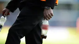 Bahkan, botol minuman soda turut dilemparkan suporter QPR ke lapangan. (AP Photo/Matt Dunham)