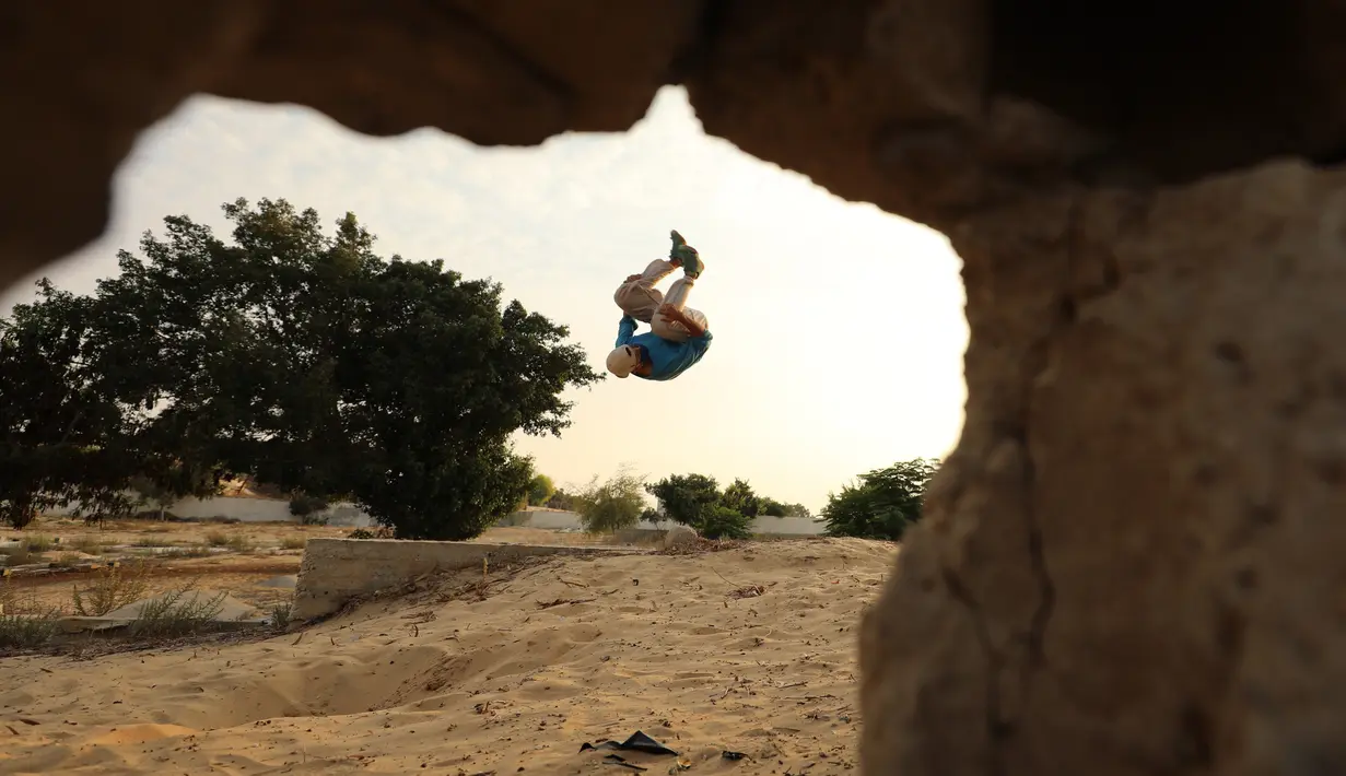Seorang pemuda Palestina berlatih parkour selama pemberlakuan karantina wilayah (lockdown) di tengah wabah COVID-19, di Kota Khan Younis, Jalur Gaza selatan (18/9/2020). (Xinhua/Yasser Qudih)