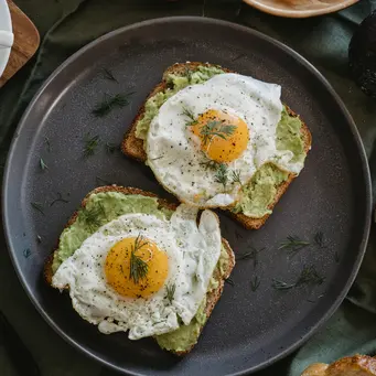 Avocado toast dengan egg dan herb mengandung protein, lemak sehat, dan berbagai zat yang baik untuk meningkatkan kesehatan tubuh. (Foto/dok: Pexels/Nicola Barts)