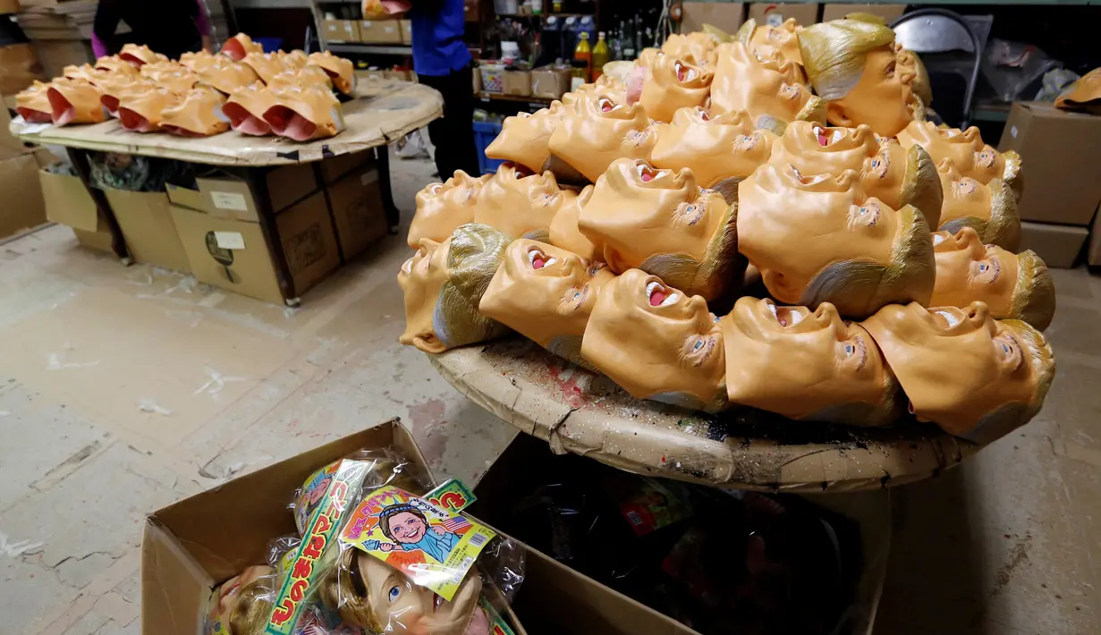 Topeng yang menyerupai wajah Donald Trump siap dikemas untuk dijual di Studio Ogawa, Saitama, Jepang (21/11). Mereka banyak memproduksi topeng berbagai bentuk, mulai dari politisi, monster, hingga artis terkenal. (Reuters/Toru Hanai)