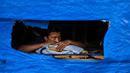 Dalam foto yang diambil pada 19 Juni 2024 ini, seorang pria beristirahat di tempat penampungan pengungsi Rohingya di pantai Kulee, di Kabupaten Pidie, provinsi Aceh. (CHAIDEER MAHYUDDIN/AFP)