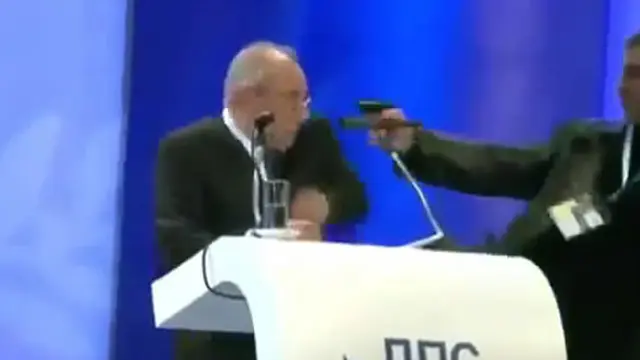 Heboh! Sedang Pidato Pemimpin Partai Ditodong Pistol
