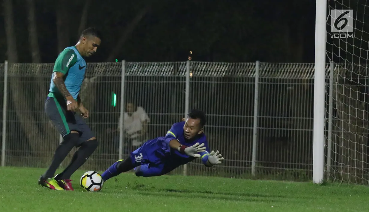 Penjaga gawang Timnas Indonesia U-23, Awan Setho R beruisaha menahan gerakan Alberto Goncalves saat latihan di Lapangan B Kompleks GBK, Jakarta, Rabu (30/5). Indonesia U-23 akan melakoni uji coba melawan Thailand U-23. (Liputan6.com/Helmi Fithriansyah)