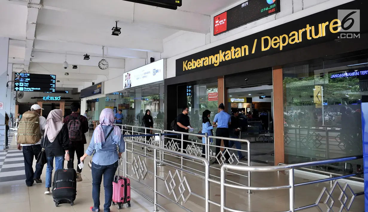 Calon penumpang memasuki pintu keberangkatan di Bandara Halim Perdanakusuma, Jakarta, Rabu (13/2). Jumlah penumpang di jalur penerbangan domestik Bandara Halim menurun sebesar  18,38 persen sejak kenaikan harga tiket pesawat. (Merdeka.com/Iqbal S Nugroho)