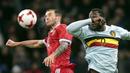 Pemain Belgia, Romelu Lukaku (kanan) berduel dengan pemain Rusia, Fedor Kudryashov pada laga persahabatan di Fisht stadium, Sochi, Rusia, Selasa (28/3/2017). Rusia bermain imbang 3-3. (AP/Denis Tyrin)