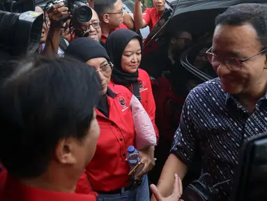 Anies Baswedan mengunjungi DPD Partai Demokrasi Indonesia Perjuangan (PDIP), Cakung, Jakarta Timur, Sabtu (24/8/2024). (Liputan6.com/Herman Zakharia)