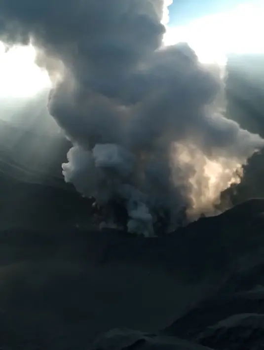 Abu letusan gunung berapi Tangkuban Perahu terlihat di Subang, Kabupaten Bandung Barat, provinsi Jawa Barat (26/7/2019). Gunung Tangkuban Parahu meletus. Lontaran abu mencapai ketinggian sekitar 200 meter. (AFP Photo/Timur Matahari)