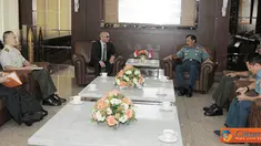 Citizen6, Jakarta: Panglima TNI Laksamana TNI Agus Suhartono, didampingi Asintel Panglima TNI Mayjen TNI Tisna Komara dan para pejabat teras TNI lainnya menerima kunjungan Dubes Mr. Anil Kumar Nayar. (Pengirim: Badarudin Bakri).