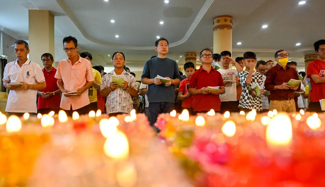 Waisak merupakan hari suci untuk memperingati tiga peristiwa penting dalam kehidupan Siddhartha Gautama (Buddha): kelahiran, pencapaian pencerahan (Buddha), dan wafatnya (parinirvana). (CHAIDEER MAHYUDDIN/AFP)