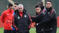 Pelatih Manchester United, Jose Mourinho, memimpin latihan di kompleks latihan dekat Carrington, Manchester, Selasa (21/11/2017). MU akan melawan Basel pada lanjutan Liga Champions. (AFP/Paul Ellis)