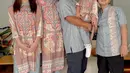 Keluarga Wendy juga tampil kompak dengan busana Iduladha nya. Sang istri tampil senada dengan kedua putrinya mengenakan tunik bercorak warna pastel dipadukan celana panjang. [@wendicagur]