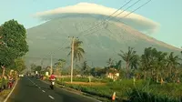 Gunung Semeru bertopikan awan saat pagi hari. (Akun twitter Sutopo Purwo Nugroho ‏@Sutopo_PN)