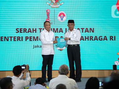 Zainudin Amali (kiri) melakukan serah terima jabatan kepada Menko Pembangunan Manusia dan Kebudayaan (PMK) Muhadjir Effendy yang ditunjuk sebagai pelaksana tugas (Plt) Menteri Pemuda dan Olahraga Zainudin di Wisma Kemenpora Jakarta, Kamis (16/3/2023). (Liputan6.com/Faizal Fanani)