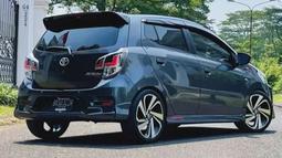 Masih menggunakan pelek kepunyaan Raize, namun kali ini kepunyaan tipe 1.0 G Turbo. Desain palang lima berkelir two tone membuat tampilan Agya ini semakin sporty dan modern. Pelek dan body terlihat menyatu layaknya hasil keluaran pabrik. (Source: Instagram/@garasimasraden)