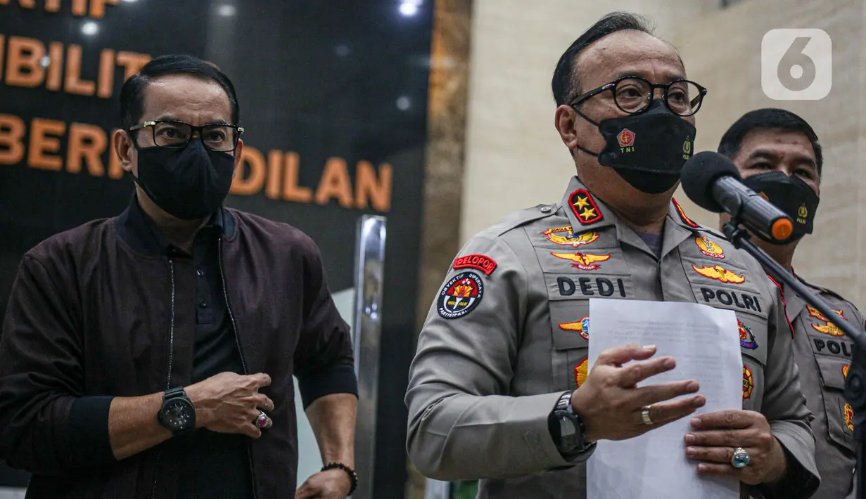 Kepala Divisi Humas Polri, Irjen Pol Dedi Prasetyo (kanan) memberikan keterangan dalam konferensi pers, di Mabes Polri, Jakarta, Rabu (3/8/2022). Polisi menetapkan ajudan Kadiv Propam Polri nonaktif Irjen Pol Ferdy Sambo, Bharada E sebagai tersangka terkait kasus kematian Brigadir J dan langsung menahan Bharada E. (FOTO: Dok. Istimewa)