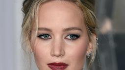 Ekspresi Jennifer Lawrence menghadiri penayangan perdana film "Passengers" di Los Angeles, California, AS, (14/12). Film "Passengers" tersebut di sutradarai oleh Morten Tyldum asal Norwegia. (AFP Photo/Valerie Macon)