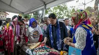 Menteri BUMN, Erick Thohir saat mengunjungi booth UMKM di Pesta Rakyat Simpedes. (Foto: Istimewa)