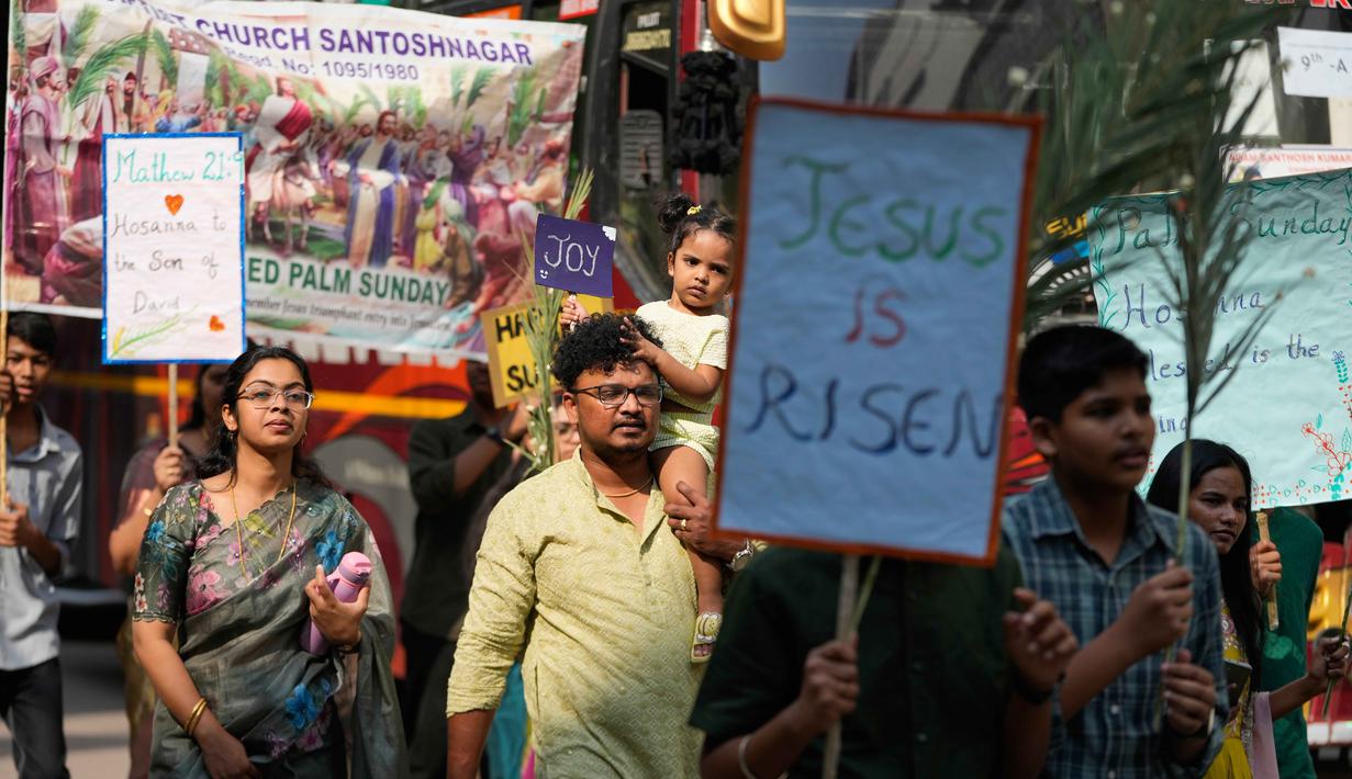 Dalam perayaan di gereja, daun-daun ini biasanya diberkati oleh pastor atau pendeta. Tampak dalam foto, para umat Kristiani memegang daun palem selama prosesi Minggu Palma yang menandai Minggu keenam dan terakhir masa Prapaskah dan awal Pekan Suci di Hyderabad, India, Minggu, 29 Maret 2026. (AP Photo/Mahesh Kumar A.)