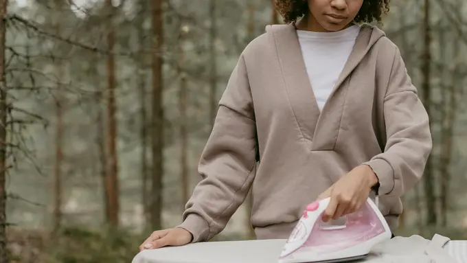 Menyetrika dan melipat pakaian seperti laundry