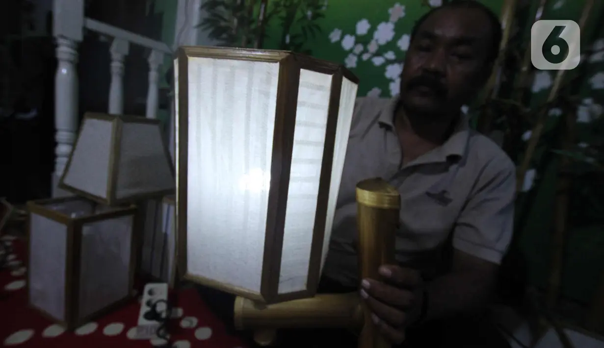 Nana Suryana (52), perajin lampion hias, memeriksa pesanan konsumen di kawasan Benda, Kota Tangerang. Selasa (9/3/2021). Lampion hasil karyanya dibanderol dengan harga bervariasi mulai dari Rp 50ribu hingga Rp 1 juta. (Liputan6.com/Angga Yuniar)