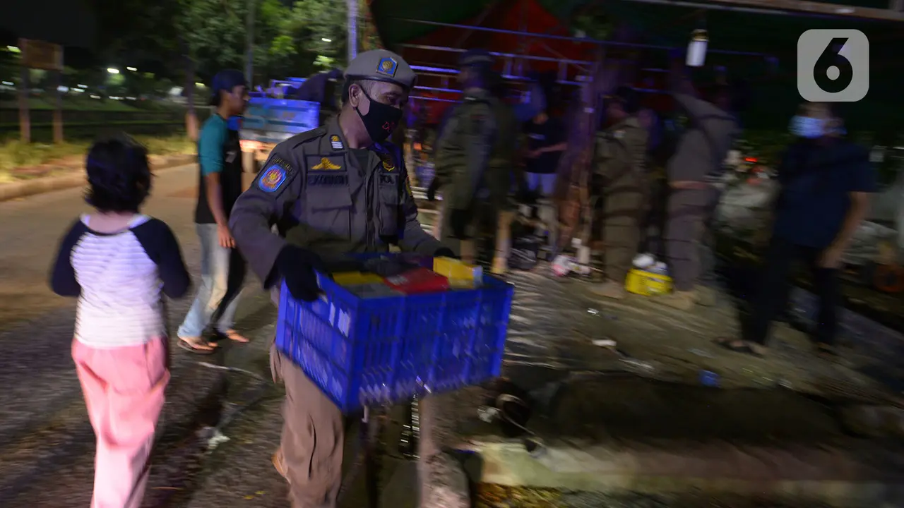 FOTO: Berjualan Saat PSBB, Ratusan PKL Kanal Banjir Timur Ditertibkan