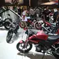 Suasana pameran Indonesia Motorcycle Show (IMOS) 2018 di JCC, Jakarta, Rabu (31/10). Pameran ini ditargetkan menjadi barometer bagi para pelaku industri, komunitas sepeda motor, dan konsumen. (Liputan6.com/Angga Yuniar)