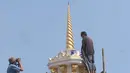 Pekerja mengecat kembali Tugu ,Yogakarta, Rabu (29/6). Pengerjaan renovasi dilakukan untuk memperindah monumen yang menjadi ikon kota Yogyakarta. (Liputan6.com/Boy Harjanto)