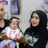 Penampilan Richa Novisha berbeda saat ditemui di Kawasan Kuningan, Jakarta Selatan. Ia tampil lebih islami dengan berhijab. Istri dari Gary Iskak itu mengaku telah insaf. (Deki Prayoga/Bintang.com)