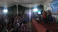 Keriuhan di Rumah Lembang saat nonton bareng debat Cagub-Cawagub putaran kedua (Liputan6.com/Rasyid)