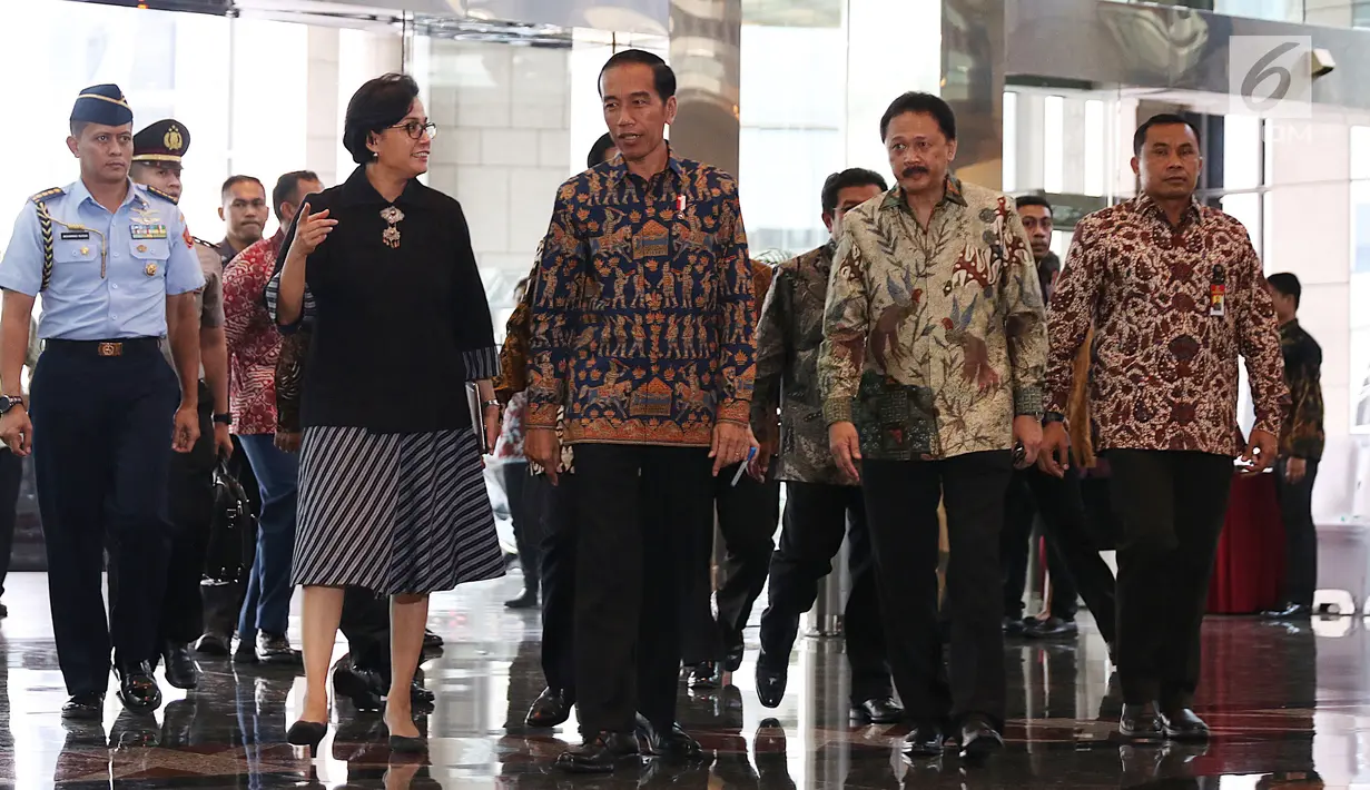 Presiden Joko Widodo bersama Menteri Keuangan Sri Mulyani saat tiba di Bursa Efek Indonsia, Jakarta, Selasa (4/7). Kedatangan Jokowi tersebut untuk melihat pergerakan IHSG pasca Idul Fitri. (Liputan6.com/Angga Yuniar)