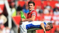 Harry Maguire. Bek tengah Inggris berusia 29 tahun ini menjadi pemain termahal ketiga dalam Derby Manchester edisi terbaru. Harry Maguire didatangkan Manchester United pada awal musim 2019/2020 dari Leicester City dengan nilai transfer 87 juta euro atau kini setara Rp1,4 triliun. Dalam Derby Manchester di Liga Inggris ia total telah tampil dalam 6 laga dari 7 kesempatan dan hanya absen pada pertemuan terakhir musim ini saat MU kalah 3-6 dari Manchester City. (AFP/Lindsey Parnaby)