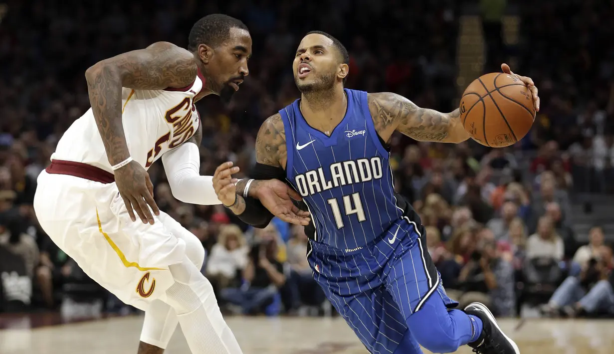 Pebasket Cleveland Cavaliers, JR Smith, berusaha menghalau pebasket Orlando Magic, D.J. Augustin, pada laga NBA di Quicken Loans Arena, Ohio, Sabtu (21/10/2017). Cleveland Cavaliers kalah 93-114 dari Orlando Magic. (AP Photo/Tony Dejak)