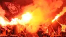 Suporter I Bianconeri menyalakan kembang api usai menyaksikan laga persahabatan ISL All Stars kontra Juventus di Stadion GBK, Jakarta, (6/8/2014). (Liputan6.com/Helmi Fithriansyah)