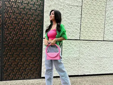Penampilan Nisya Ahmad memang kerap jadi sorotan, Itu karena adik Raffi Ahmad ini sering kepergok memakai fashion item branded yang kekinian. Seperti foto yang diunggah di akun Instagramnya, Nisya mengenakan busana kekinian bergaya ala cewek kue, memadukan crop top pink magenta dengan kemeja hijau yang sengaja terbuka. (Instagram/nissyaa)