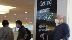 Wisatawan asing tiba di Bandara Internasional Haneda, Tokyo, Selasa (11/10/2022). Sebelumnya, Jepang memblokir masuknya pengunjung selama dua tahun hingga mulai dibuka kembali secara bertahap pada Juni. (AP Photo/Eugene Hoshiko)