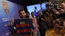 Pemain asal Turki, Arda Turan bergabung dengan Barcelona dari Atletico Madrid dengan harga  60 juta euro. (AFP Photo/Lluis Gene)