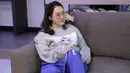 Menggunakan sweatshirt berwarna abu-abu dan dipadukan celana training berwarna biru, gaya kekasih dari Kim Woo Bin ini juga curi perhatian. Pasalnya, meski terlihat sederhana namun tetap terlihat memesona. (Liputan6.com/IG/@illusomina)