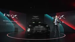 CEO Aston Martin Andy Palmer berbicara saat peluncuran SUV pertama, Aston Martin DBX secara resmi di Beijing, China, Rabu (20/11/2019). Aston Martin DBX memiliki berat 2.245 kg dan diklaim dapat melesat dari 0-100 km/jam dalam waktu 4,5 detik dengan kecepatan puncak 291 km/jam. (GREG BAKER / AFP)