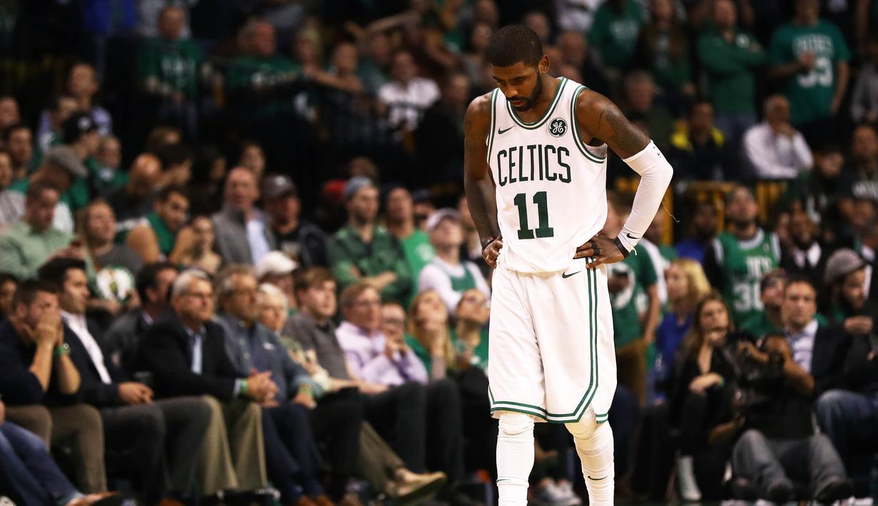 Pebasket Boston Celtics, Kyrie Irving, tampak kecewa usai dikalahkan Milwaukee Bucks pada laga NBA di TD Garden, Boston, Rabu (18/10/2017). Celtics kalah 100-108 dari Bucks. (AFP/Maddie Meyer)