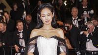 Penampilan Jennie dilengkapi dengan sandal hitam dan perhiasan perak, termasuk Coco Crush Ring, Diamant Evanescent Ring, dan Ruban Ring dari Chanel. (Photo by Vianney Le Caer/Invision/AP)