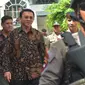Gubernur DKI Jakarta nonaktif, Basuki Tjahaja Purnama (Ahok) berjalan meninggalkan gedung PN Jakarta Utara, Selasa (20/12). Ahok mendapat pengawalan polisi anti-teror usai menjalani sidang kedua kasus dugaan penistaan. (REUTERS/Adek BERRY/Pool)