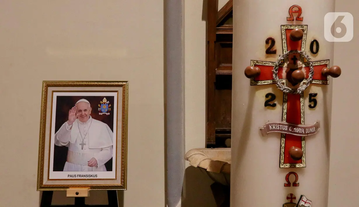 Saat ini, jenazah Paus Fransiskus disemayamkan di Basilika Santo Petrus selama tiga hari sebelum prosesi pemakamannya yang direncanakan akan berlangsung pada Sabtu (26/4/2025) pagi waktu setempat. (Liputan6.com/Herman Zakharia)